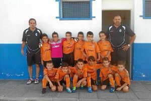 Los pequeños de la casa posan con sus entrenadores.e;clip:rect(