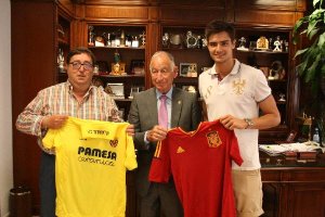 Con las camisetas del Villareal y la selección sub-19.e;clip:re