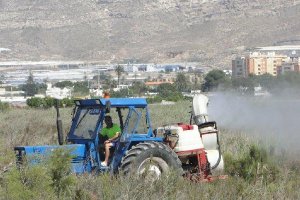Camión de fumigación en la Ribera de la Algaida.e;clip:rect(469