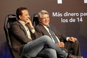 Enrique Cerezo muy sinriente junto a César.x,au