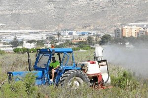 Uno de los tractores que fumigan de forma permanente este verano.tyle>.apqj{position:absol