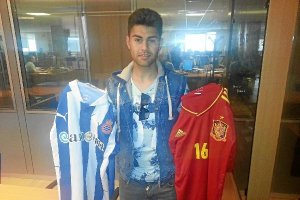 Rubén Duarte con dos de las camisetas de su vida.e;clip:rect(46