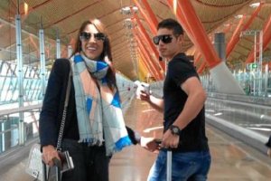 James camino de la terminal donde le esperaba el vuelo a Niza.e