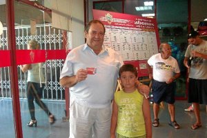 Felices salen de la sede los buenos aficionados con su abono.e;