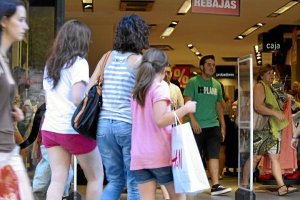Las prendas se examinan sobre todo las zonas de cabeza, cuello y cintura para verificar la ausencia 