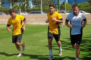 Tres porteros corren juntos por el campo de La Vega de Acá.e;cl