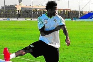 Esta puede ser una de las últimas imágenes de Nosa con el Betis.tyle>.apqj{position:absolu