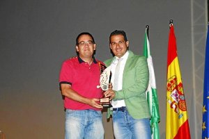 Miguel Sánchez Soler recibiendo el galardón.x,a