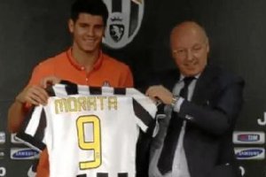 Morata posando con su nueva camiseta.