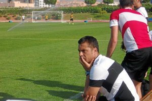 Serio y pensativo acabó Francisco en su banquillo.e;clip:rect(4