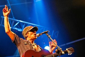 Manu Chao, durante uno de sus conciertos. (Foto: Brais Seara)e;