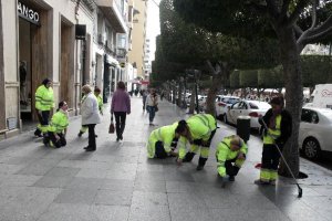 Un grupo de mujeres que fueron contratadas el año pasado realizando tareas de limpieza en el Paseo d