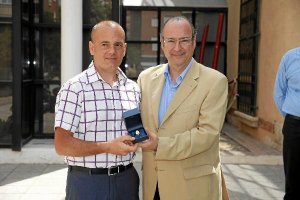 Antonio Gómez Maeso ya puede lucir el escudo de oro de la ciudad.tyle>.apqj{position:absol