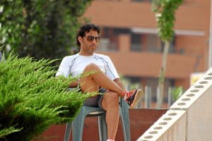 Ortiz Bernal, atento al trabajo del equipo.x,au