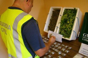 Un agente con la mercancía incautada.