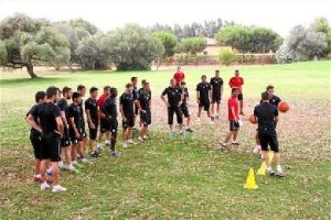 El preparador físico del córdoba en plena faena.e;clip:rect(469