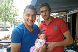 Marcelo con su pequeña y Julián Cuesta.x,auto,a