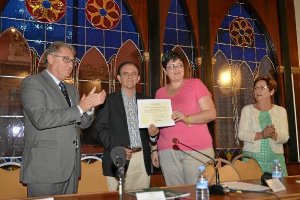 Acto de entrega del reconocimiento de manos del consejero de Turismo y Comercio. tyle>.apq