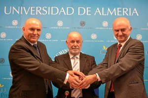 José Luis Heredia, director de Cajamar; Pedro Molina, rector UAL y José Manuel Brandeiro, director d