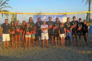 Primeros clasificados con trofeos y personalidades.e;clip:rect(