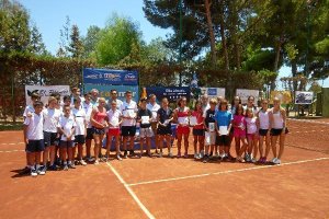 Los campeones junto a José Juan Patón, presidente del C.T. Almería, y Javier Bretones, director del 