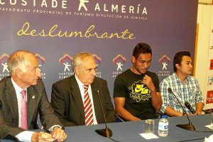 Alfonso García, presentando a Teerasil Dangda.x