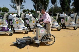 El Alcalde quiso probar las nuevas barredorasx,