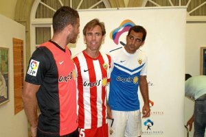Los jugadores, hablando durante la presentación.e;clip:rect(469