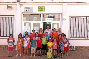 El alcalde, junto a los niños en la Escuela de Verano.e;clip:re