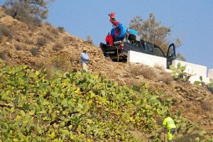 Operarios fumigando en una zona de difícil acceso.e;clip:rect(4