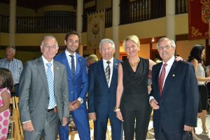 El alcalde, el pregonero David Casas, el presidente de la peña taurina, Rufino Irigaray, la concejal