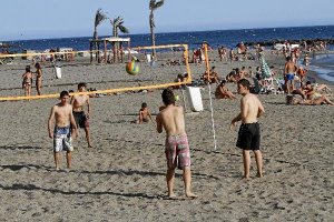 En la playa de El Palmeral nunca falta el mejor deporte.e;clip: