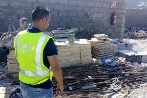 Un agente del ROCA, ante la mercancía sustraída.e;clip:rect(469