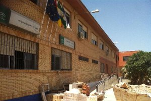 El IES Sabinar se encuentra en plena reforma. Al fondo, el nuevo edificio anexo.tyle>.apqj