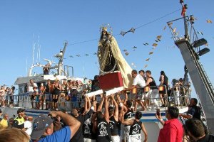 María La Rabota y Carmelo Gutiérrez ante la Virgen.e;clip:rect(