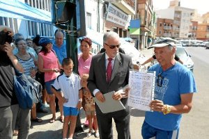 El Defensor del Pueblo Andaluz junto a los vecinos de Pescaderíatyle>.apqj{position:absolu