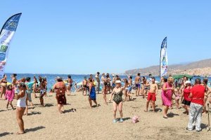 Decenas de personas de todas la edades bailaron al ritmo de Ego Sport.tyle>.apqj{position: