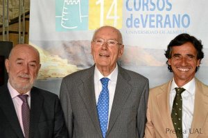 El rector de la universidad, Pedro Molina; el jurista José Manuel Romay Baccaría; y Domingo Bello Ja