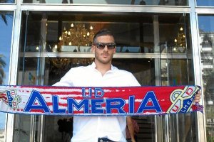 Tomer Hemed posará este jueves con las nuevas camisetas.e;clip: