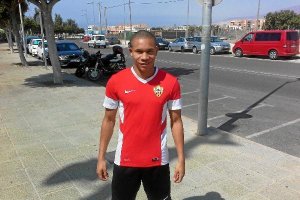 Wellington Silva en la puerta del Estadio.x,aut