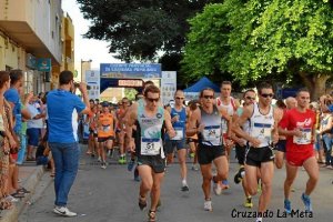 Corredores  de categoría absoluta tomando la salida de la prueba de Diputación.tyle>.apqj{