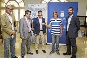 Foto de familia tras la rueda de prensa en Diputación, esta mañana.tyle>.apqj{position:abs