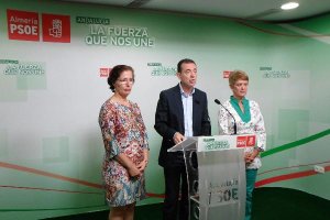 Pérez Navas junto a Consuelo Rumí y Gracias Fernández en la sede del PSOEtyle>.apqj{positi