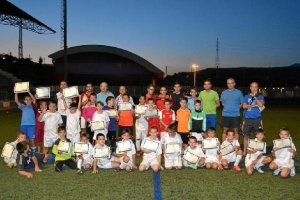 Los niños posan felices con sus diplomas.x,auto