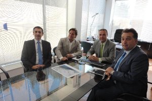 Representantes de la empresa con el concejal.x,