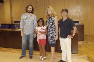 La pequeña Cariola fue la mano inocente del sorteo.e;clip:rect(