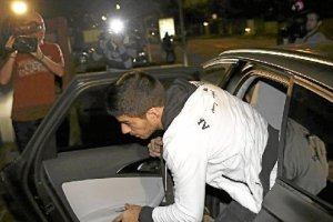 Luis Suárez está en España pero controlado por la FIFA.e;clip:r