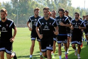 Charles disfrutando del sol malagueño con sus compañeros.e;clip