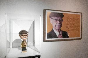 Figura dedicada a García Ferré y un cuadro que recuerda su trayectoria en la muestra de Mar del Plat