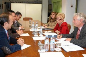 Reunión de Coexphal con la consejera Elena Víborase;clip:rect(4